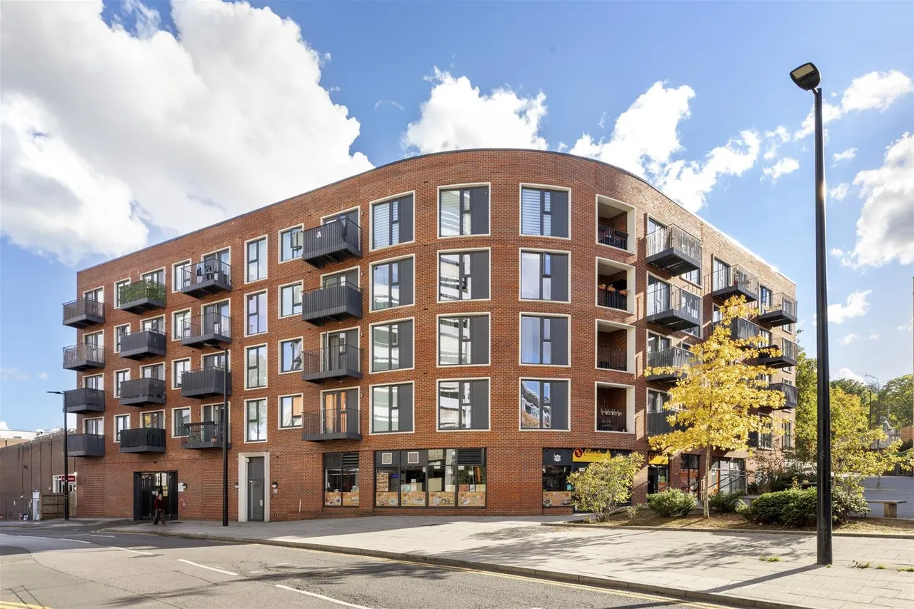 2 bed flat for sale, Lilys Walk, High Wycombe, HP11