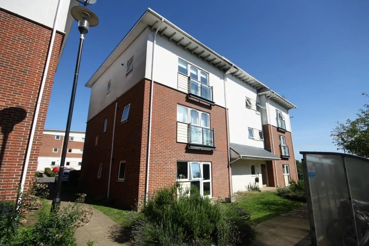 2 bed flat for sale, Park View Road, Leatherhead, KT22