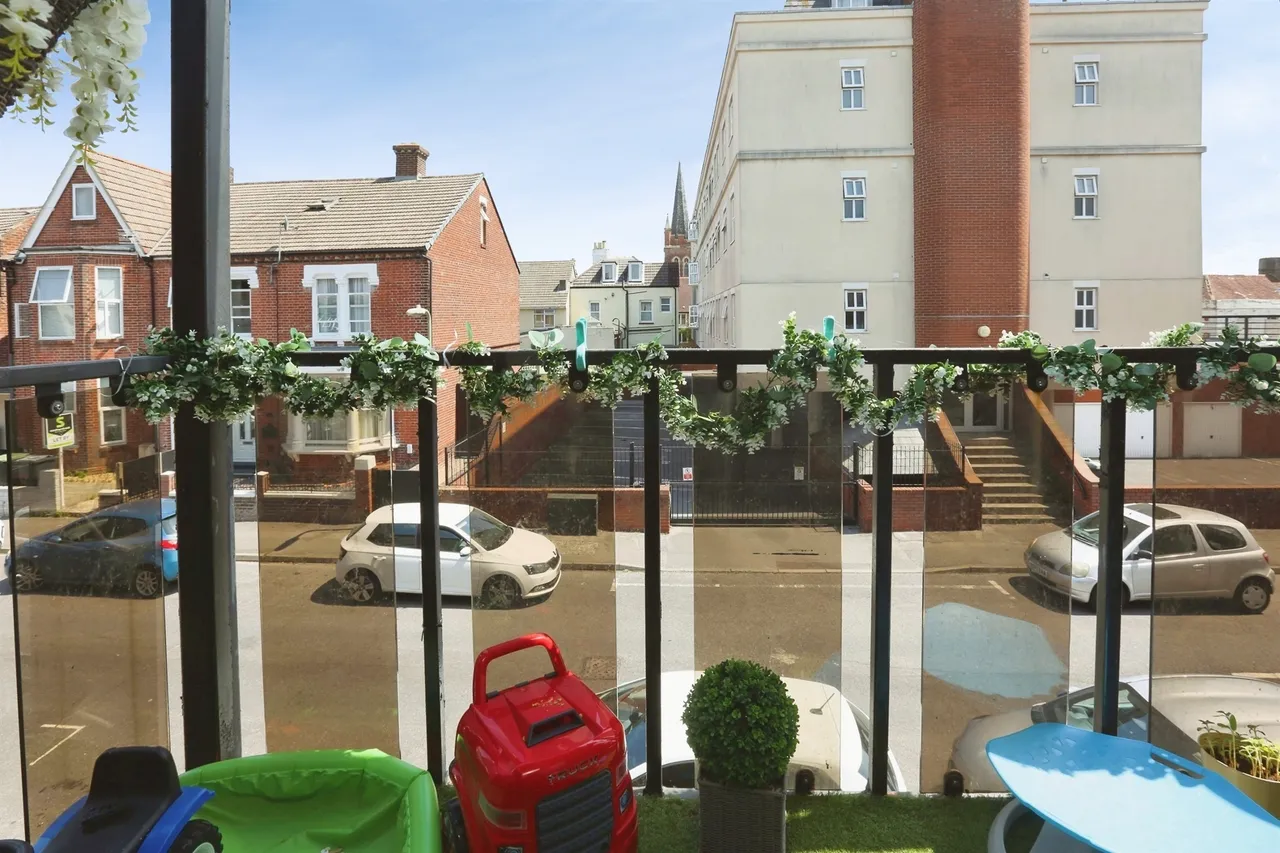 Avenue Road, Gosport, PO12, photo 17