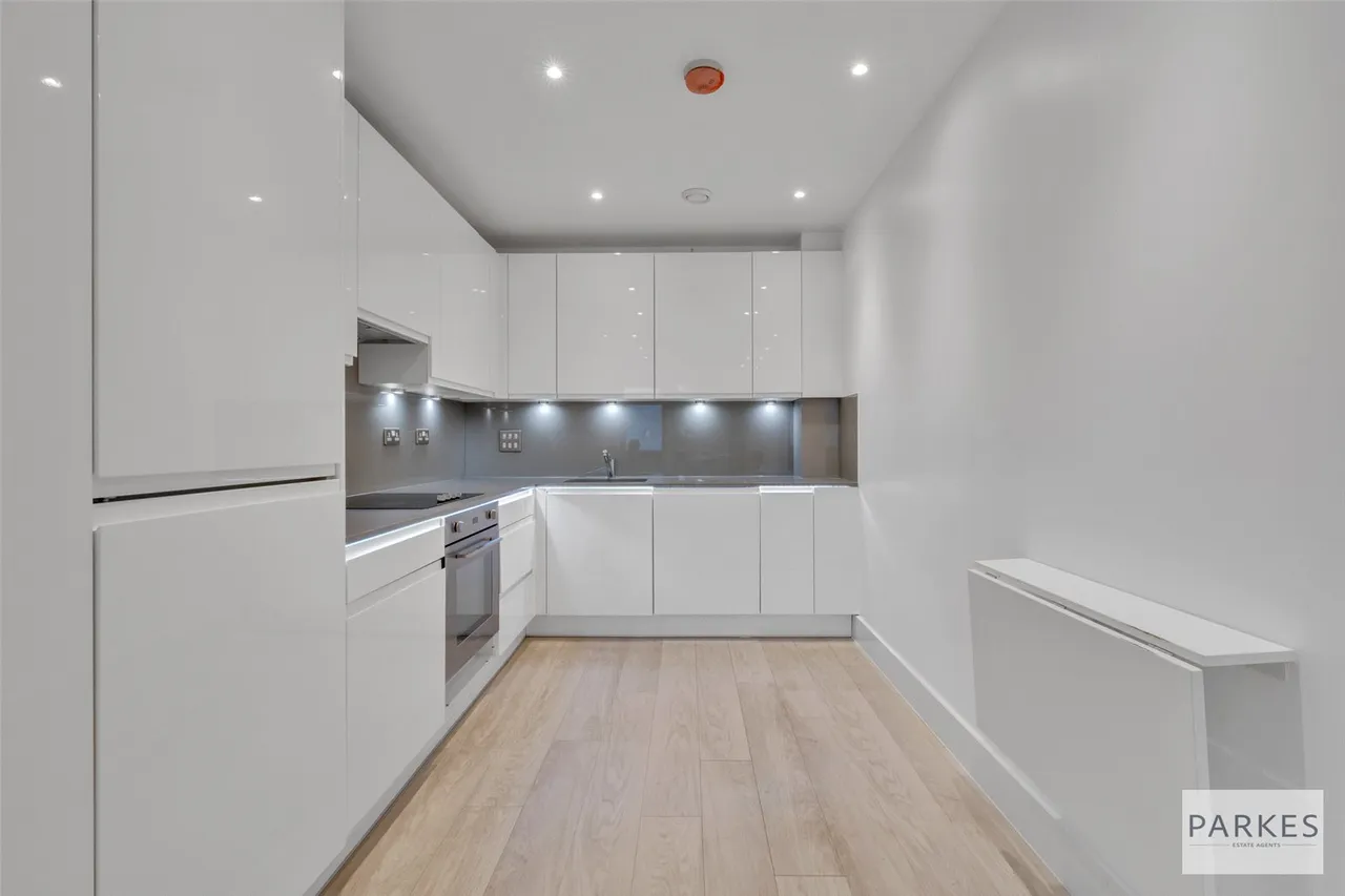 Lakeside Drive, London, NW10, photo 2