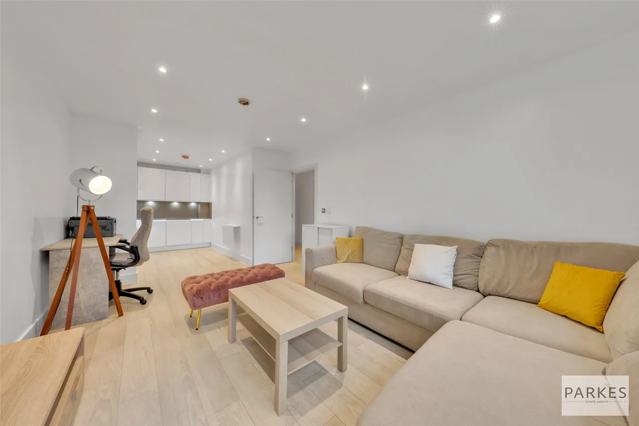 Lakeside Drive, London, NW10, photo 3