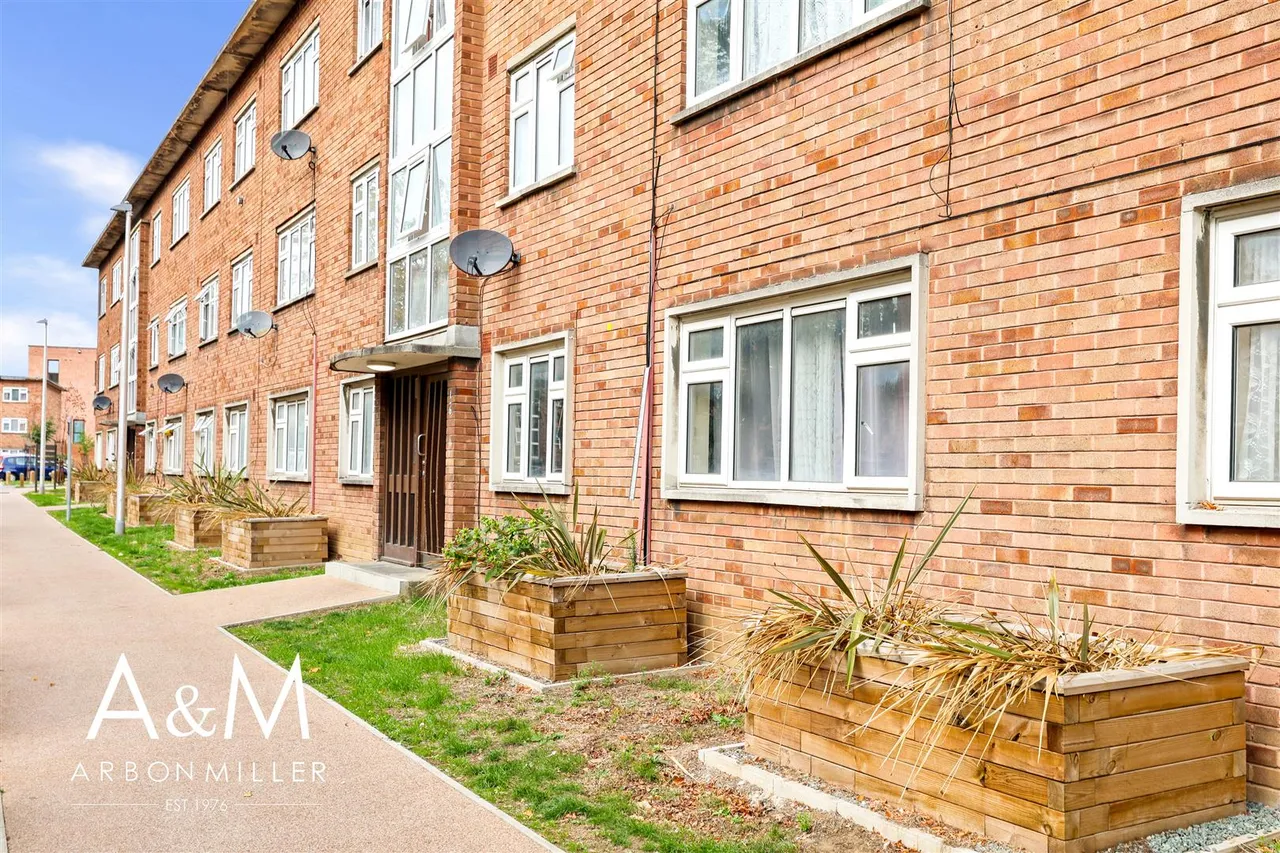 3 bed property for sale, Cranbrook Road, Barkingside, IG6