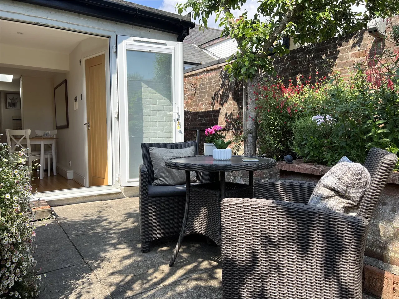 2 bed house for sale — Station Street, Lymington, Hampshire, SO41 3BA