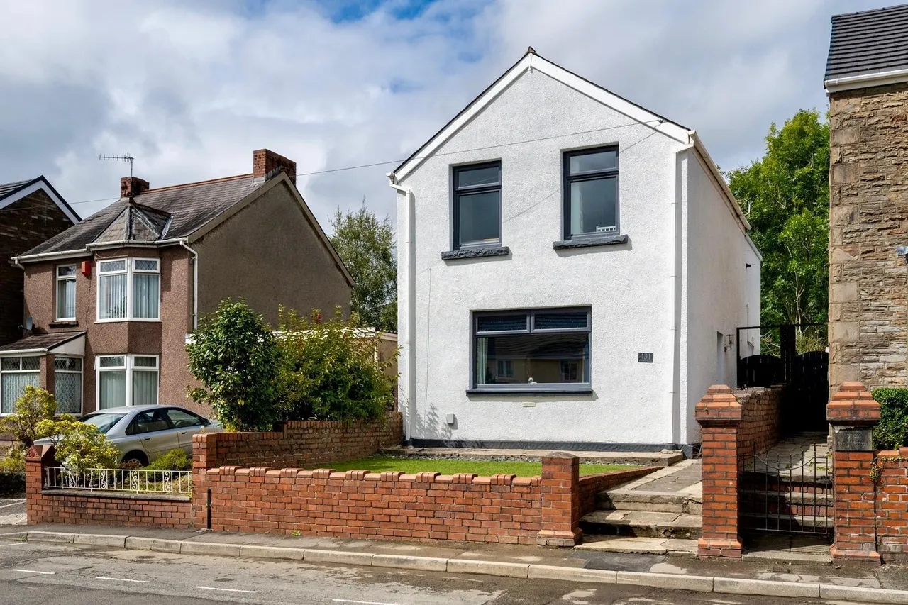 Clydach Road, Swansea, SA6, photo 2