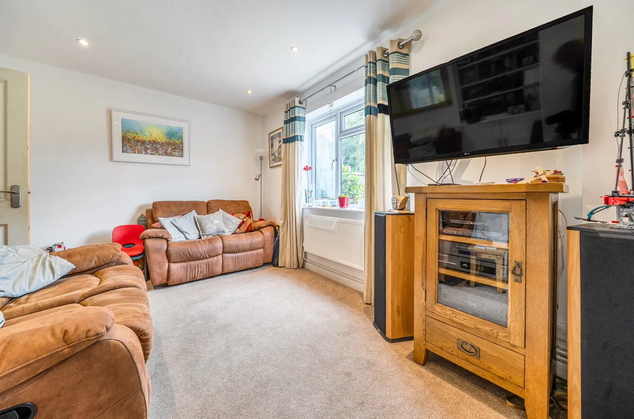 Wickham Close, Church Crookham, Fleet, Hampshire, GU52 6NU, photo 4