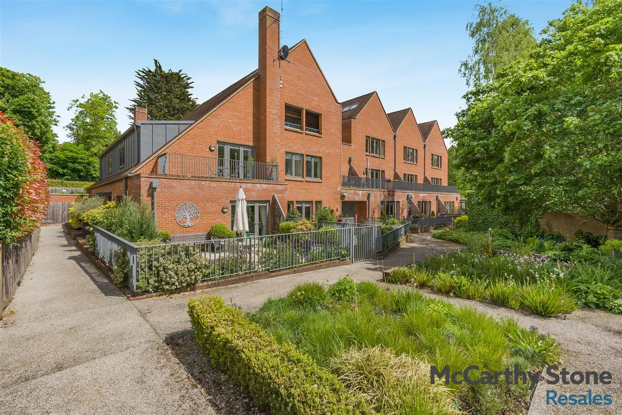 2 bed flat for sale, Hale Road, Wendover, HP22