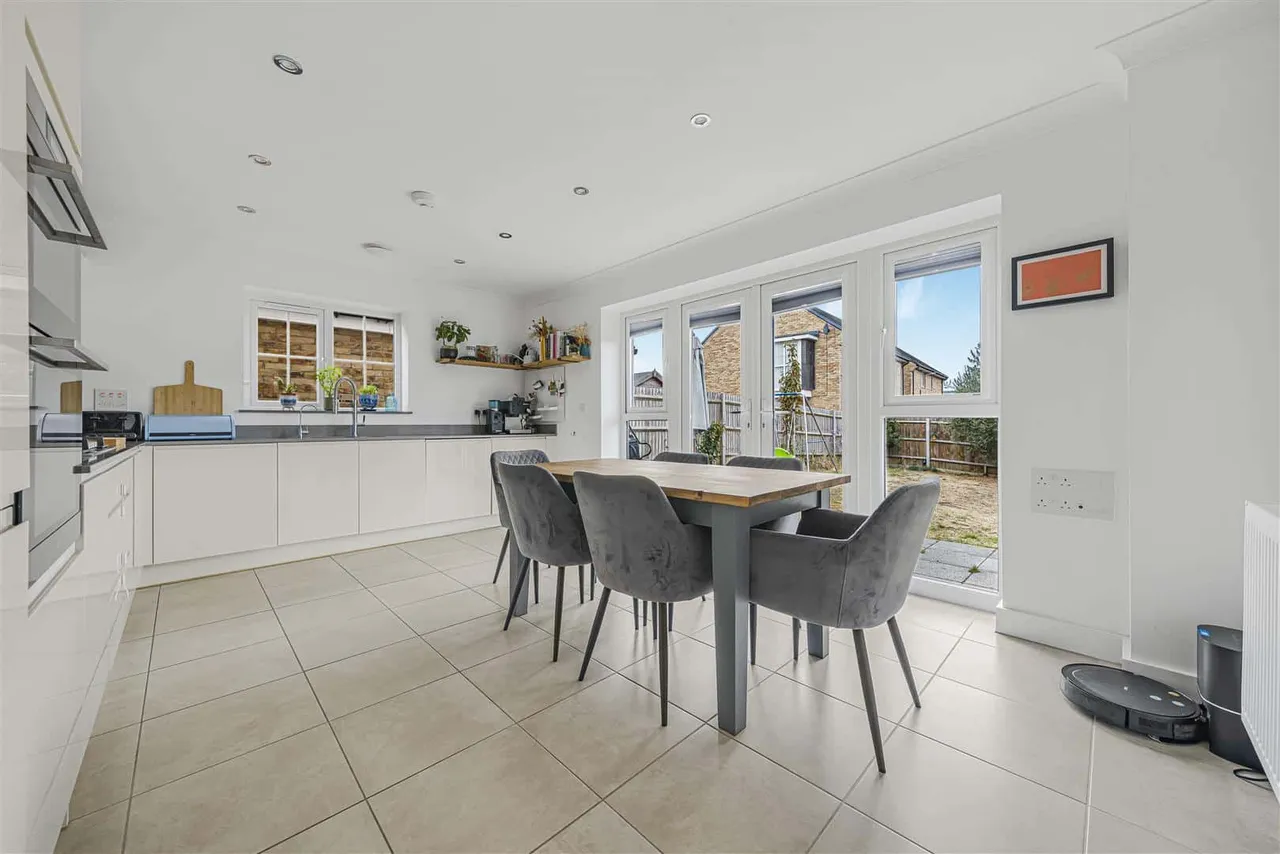 Tilia Close, Windsor, SL4 4LF, photo 6