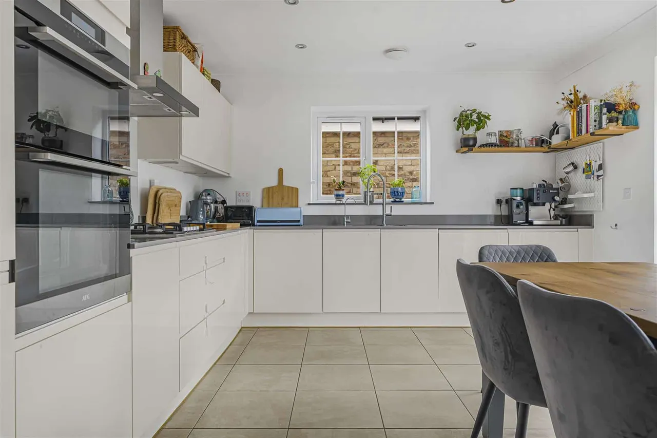 Tilia Close, Windsor, SL4 4LF, photo 5