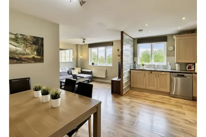 2 bed flat for sale, Chandler Way, London, SE15