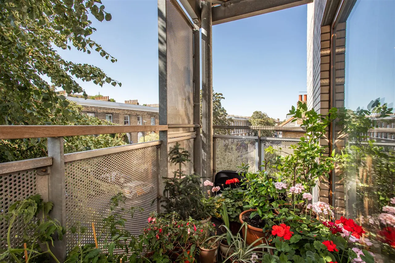 2 bed flat for sale, Trevithick Way, Bow