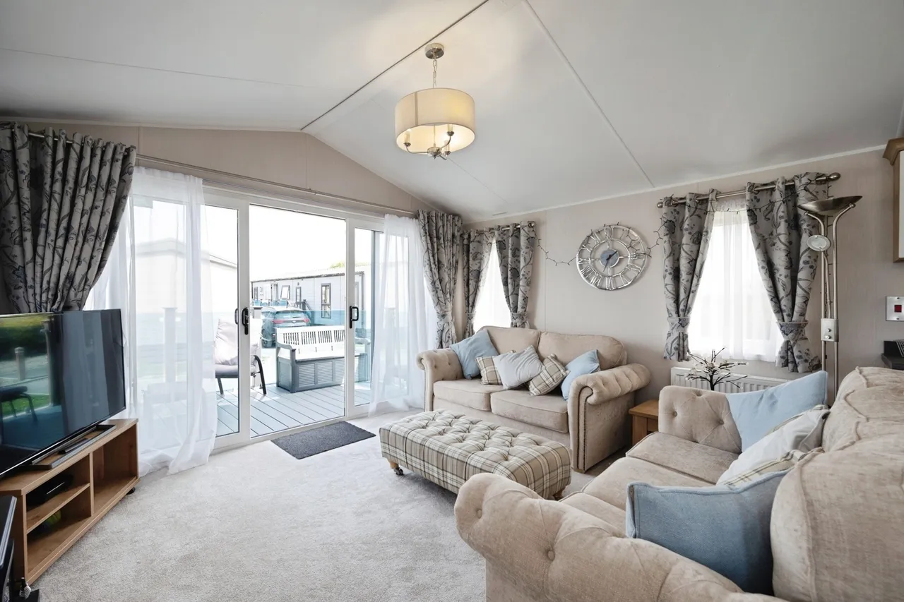 Havant Road, Hayling Island, PO11, photo 2