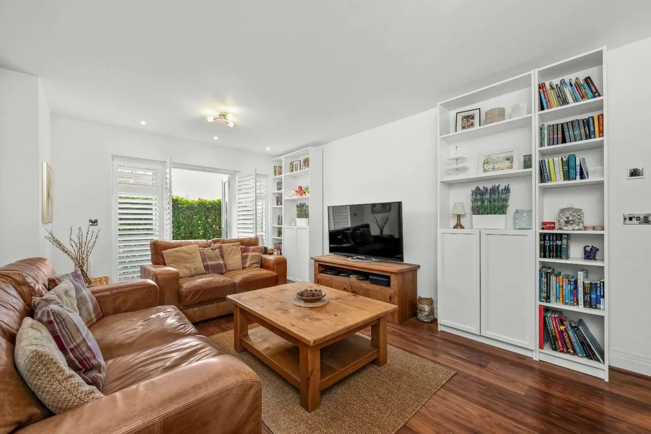 More Lane, Esher, KT10, photo 5