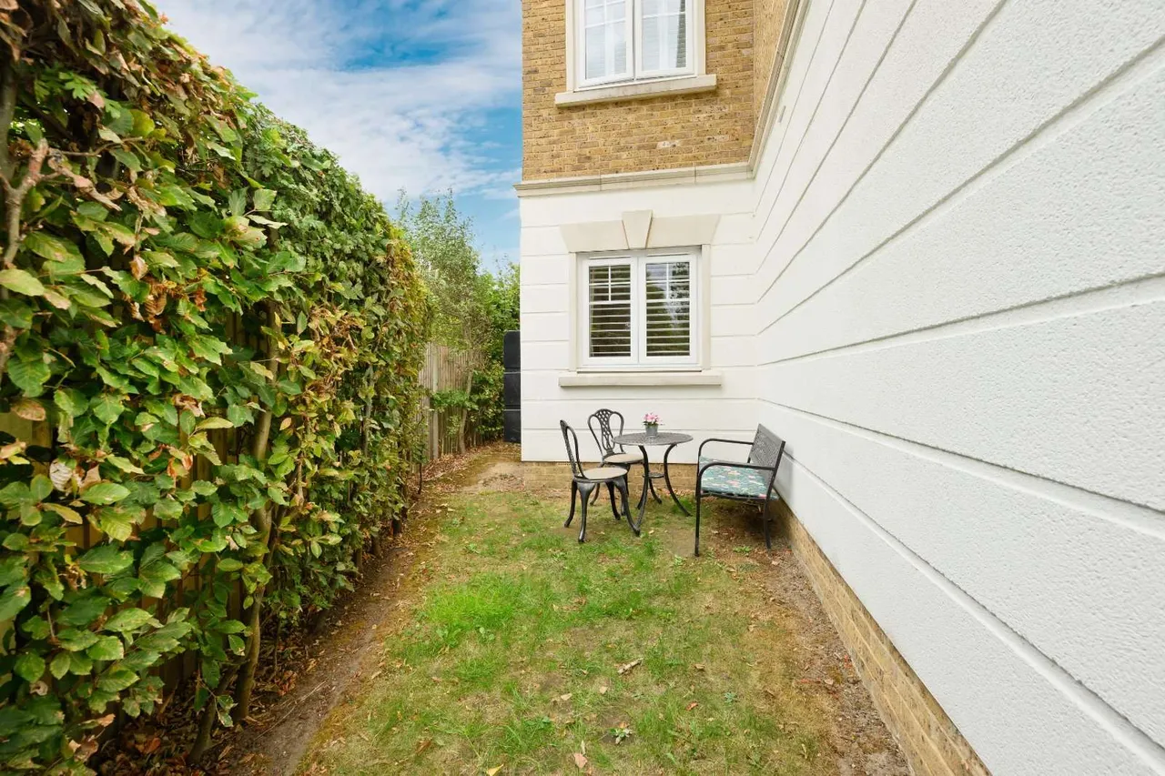 More Lane, Esher, KT10, photo 10