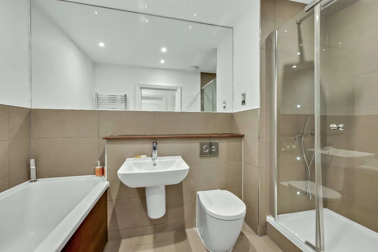 More Lane, Esher, KT10, photo 9
