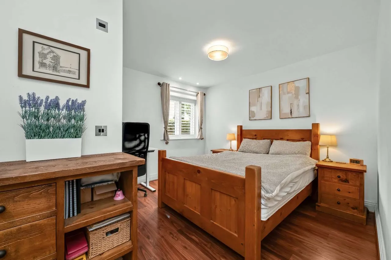 More Lane, Esher, KT10, photo 6