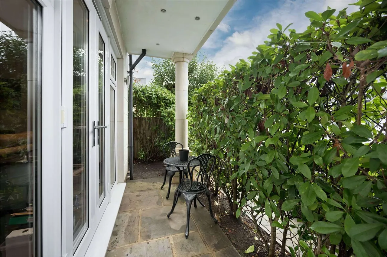 More Lane, Esher, KT10, photo 11