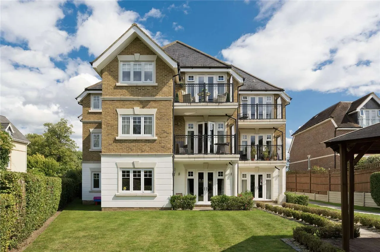 2 bed flat for sale, More Lane, Esher, KT10