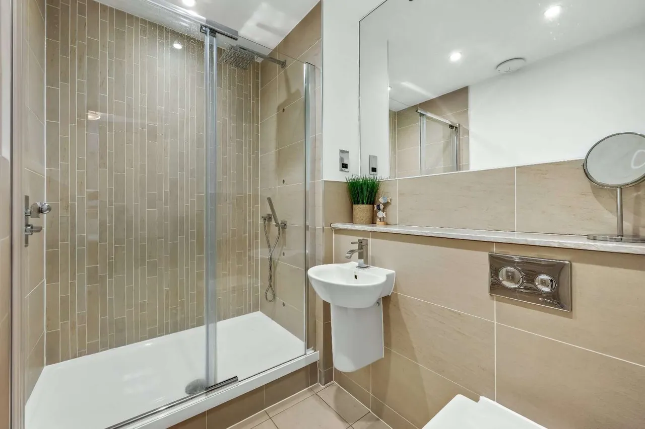 More Lane, Esher, KT10, photo 7