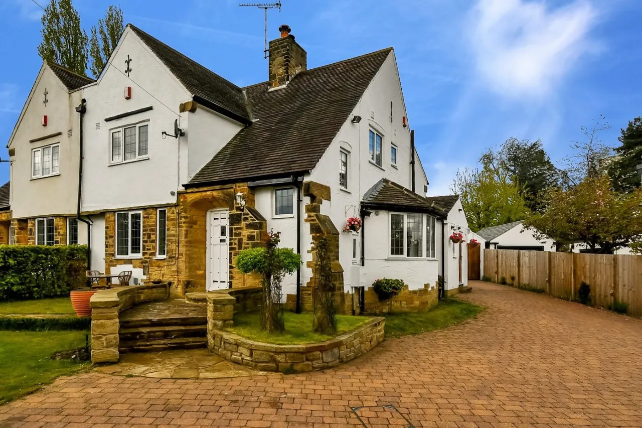 Bradford Road, Guiseley, LS20, photo 18