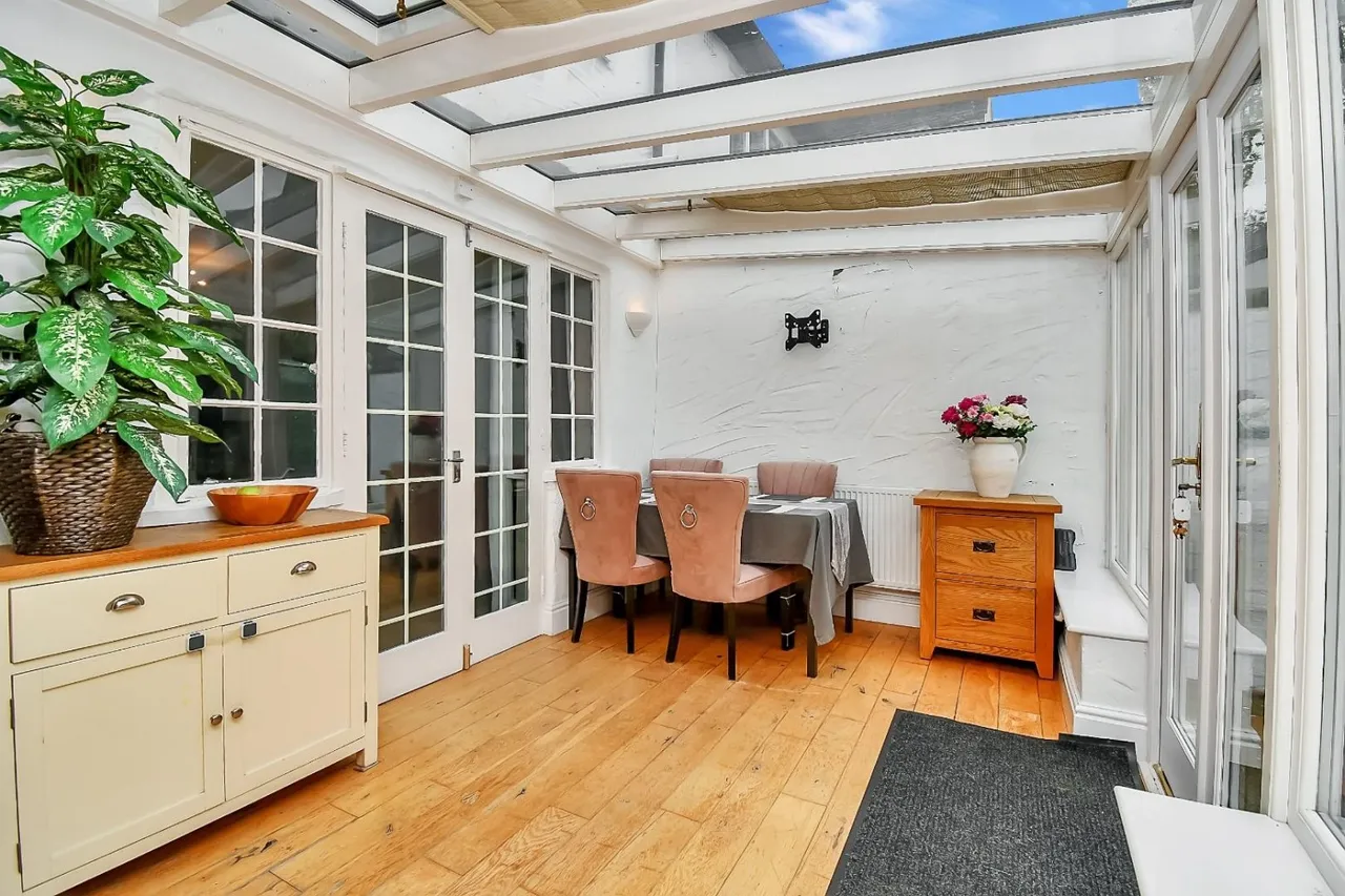 Bradford Road, Guiseley, LS20, photo 6