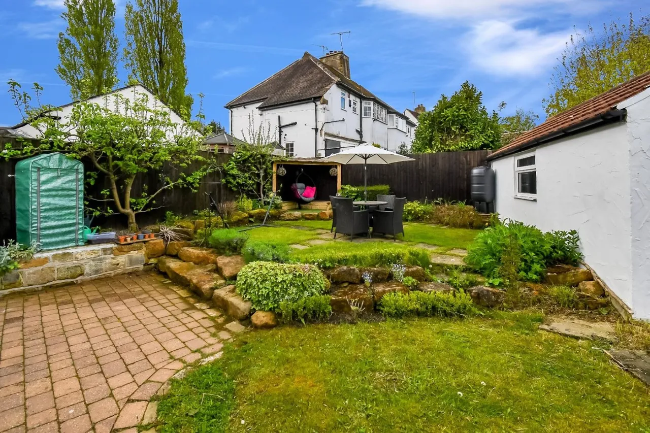 Bradford Road, Guiseley, LS20, photo 17