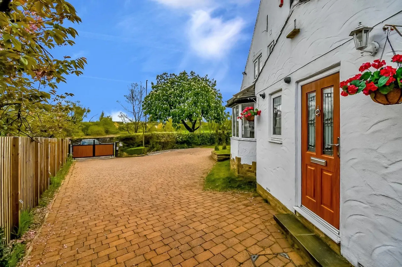 Bradford Road, Guiseley, LS20, photo 23