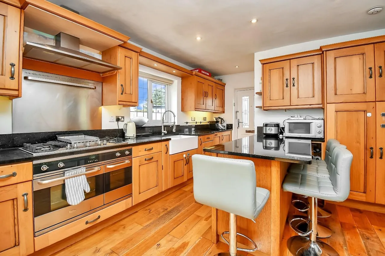Bradford Road, Guiseley, LS20, photo 3