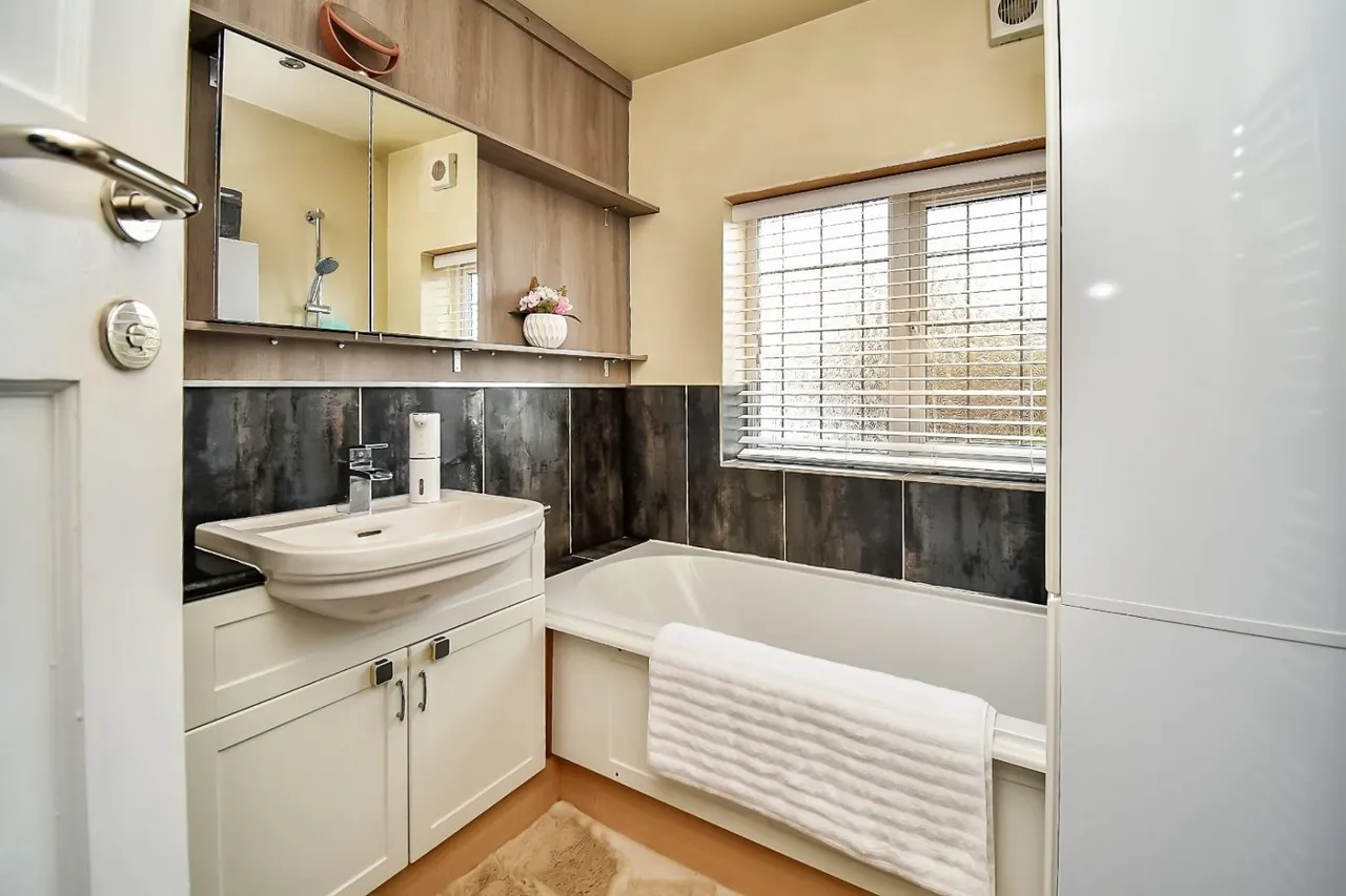 Bradford Road, Guiseley, LS20, photo 16
