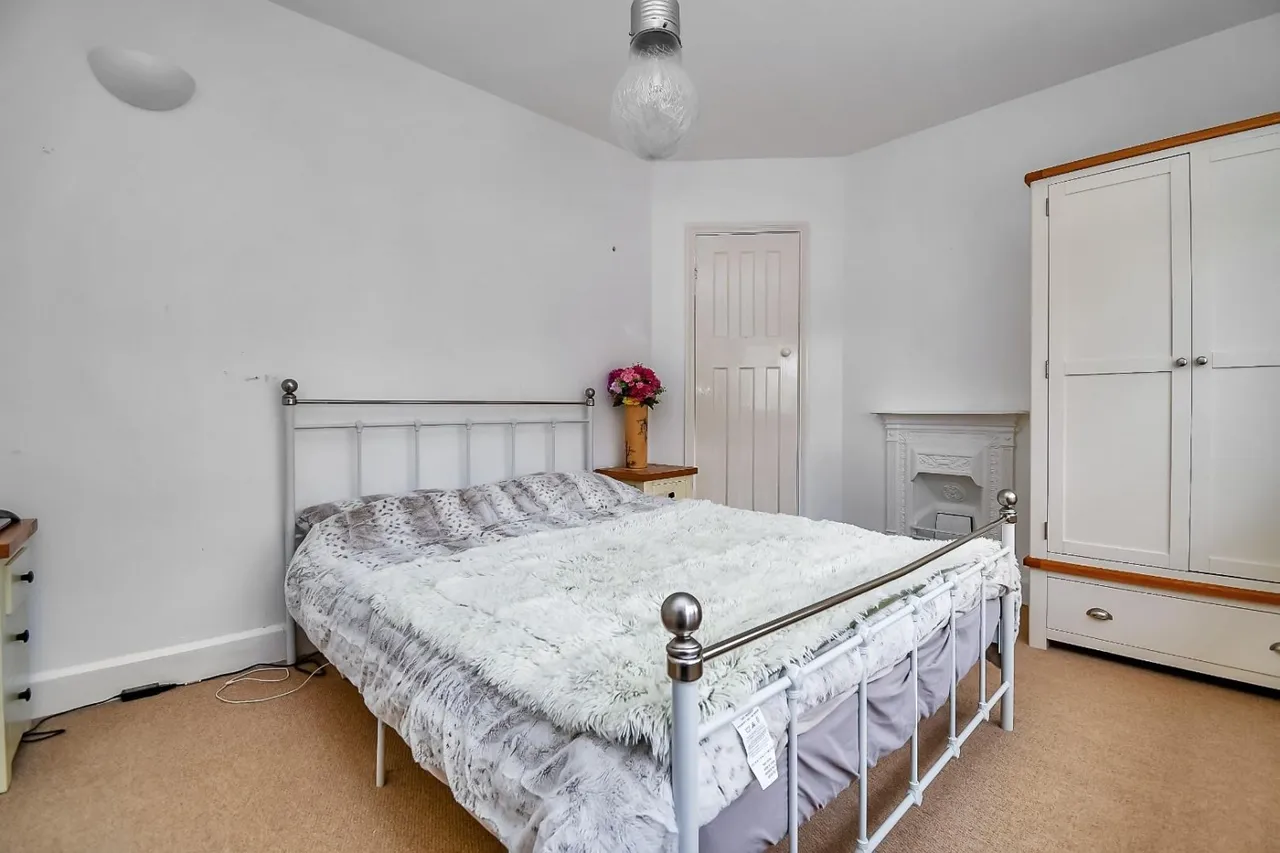 Bradford Road, Guiseley, LS20, photo 14