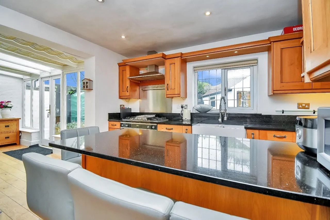 Bradford Road, Guiseley, LS20, photo 7