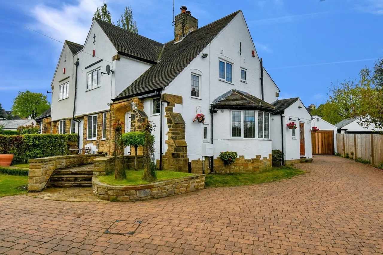 3 bed house for sale, Bradford Road, Guiseley, LS20