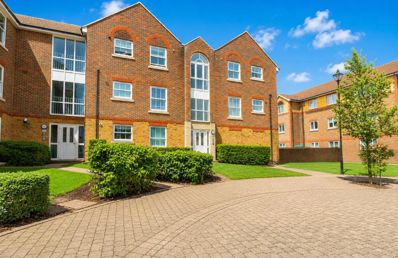 2 bed flat for sale, Running Foxes Lane, Singleton, TN23