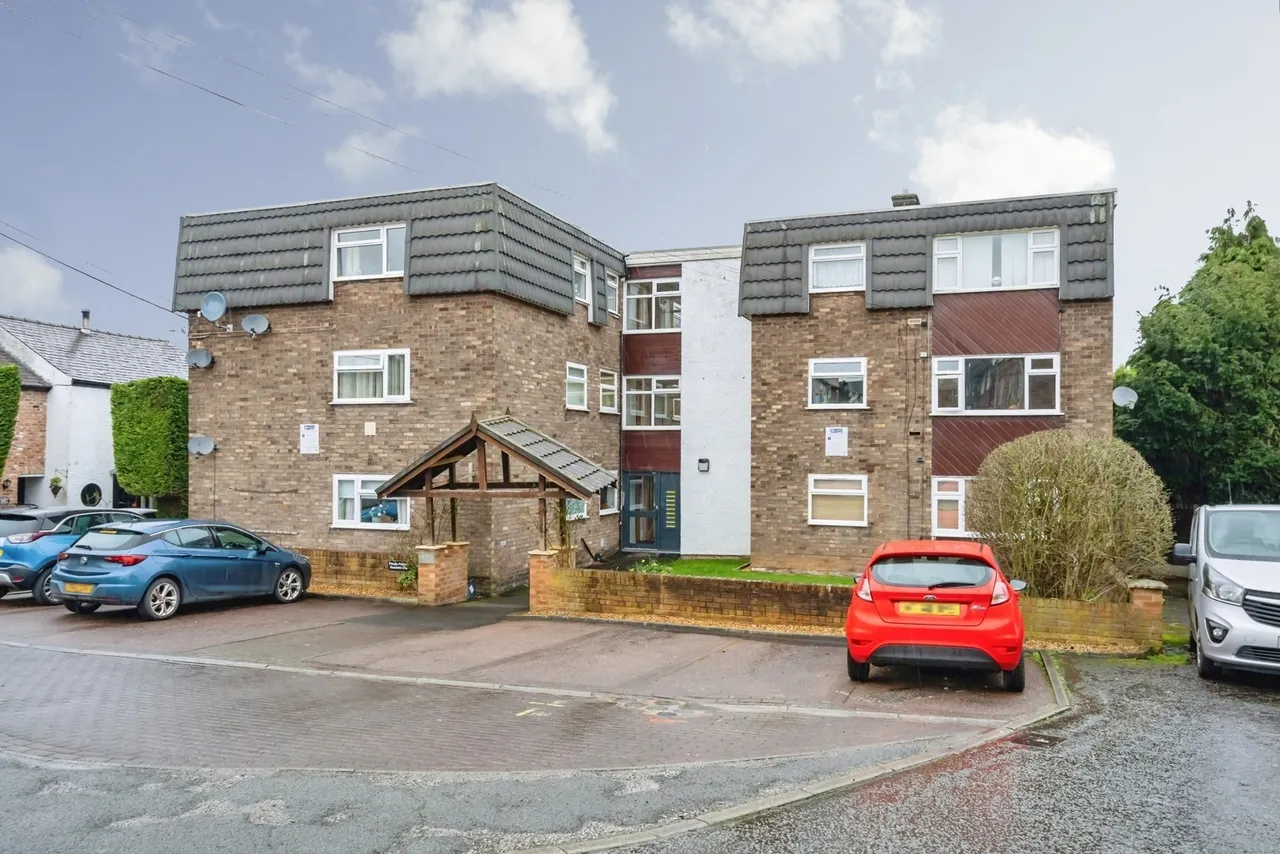 2 bed flat for sale — West Hyde, LYMM, Cheshire, WA13