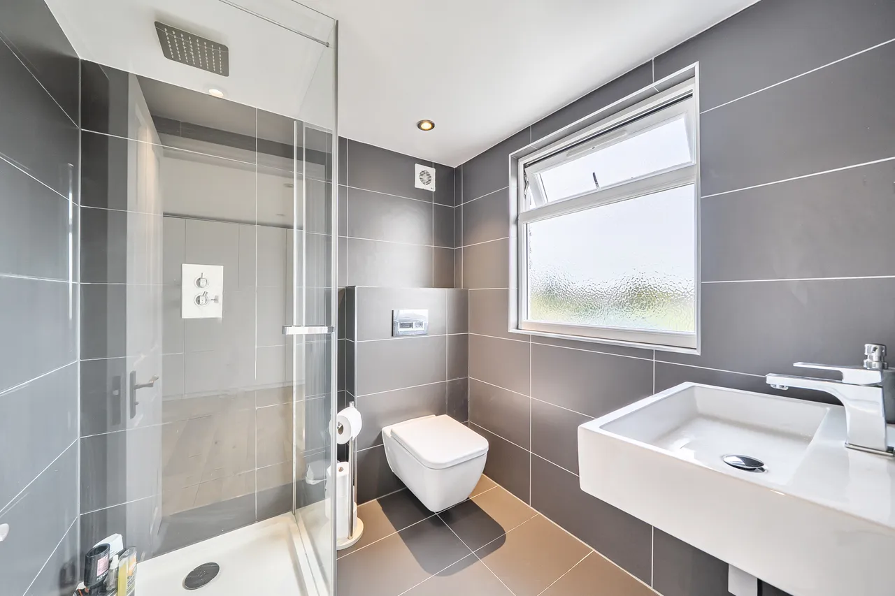 Queens Walk, Ruislip, HA4, photo 10