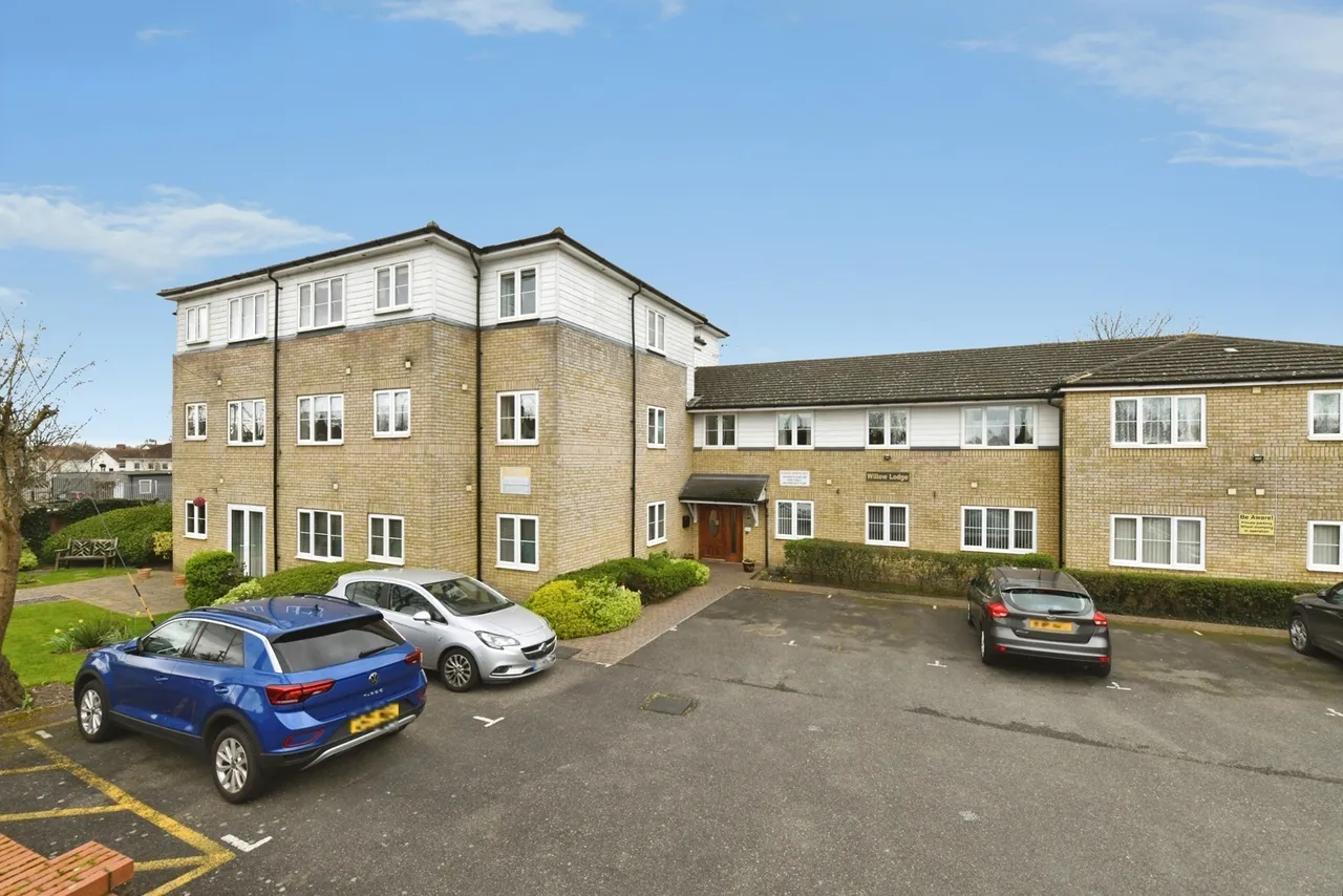 2 bed flat for sale — Hart Road, Benfleet, Essex, SS7