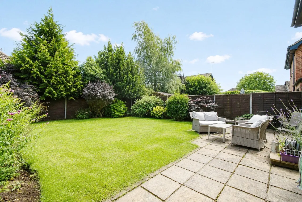 Squarefield Gardens, Hook, Hampshire, RG27 9QH, photo 2