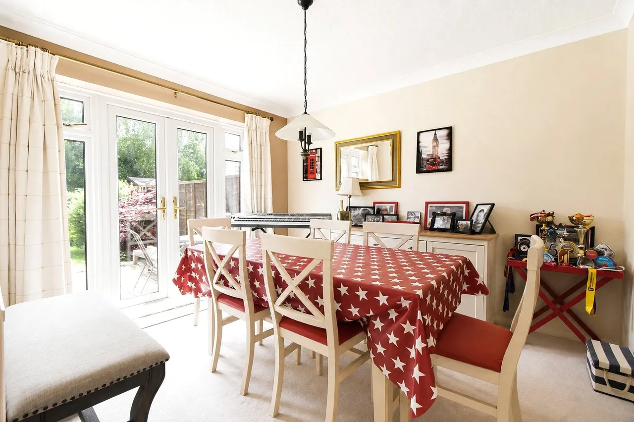Squarefield Gardens, Hook, Hampshire, RG27 9QH, photo 5