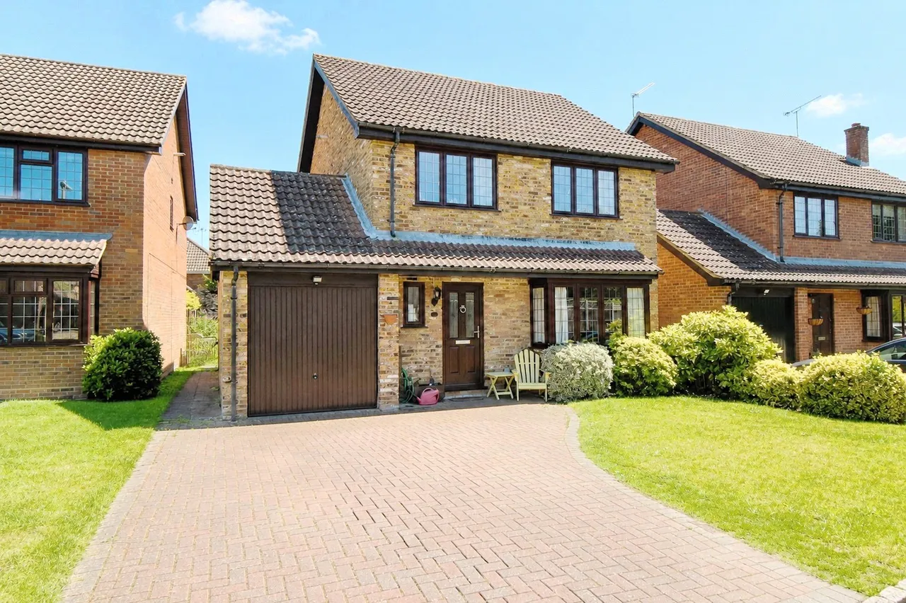 4 bed house for sale — Squarefield Gardens, Hook, Hampshire, RG27 9QH