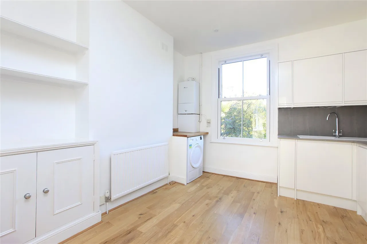 3 bed flat to rent, Ferndale Road, London, SW4