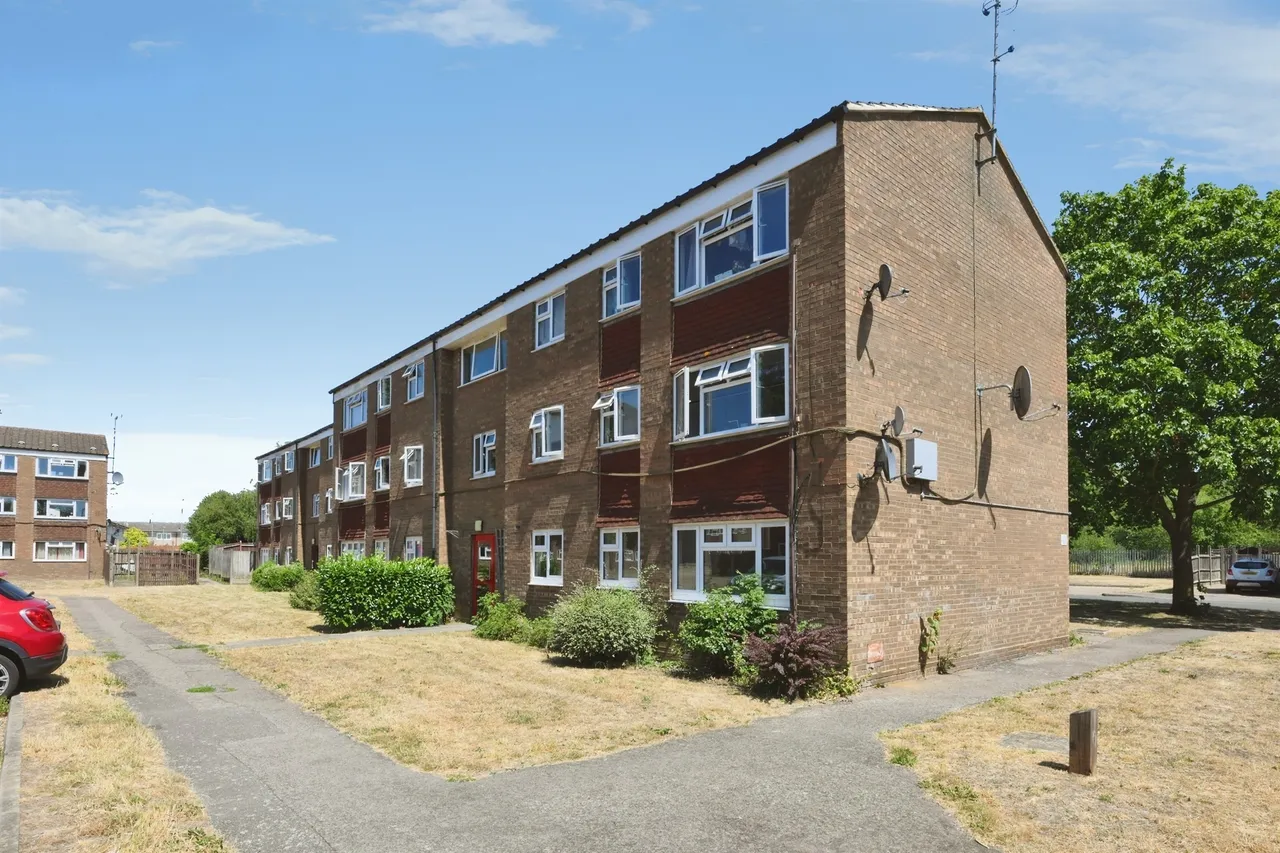 3 bed flat for sale — Mulberry Close, Broxbourne