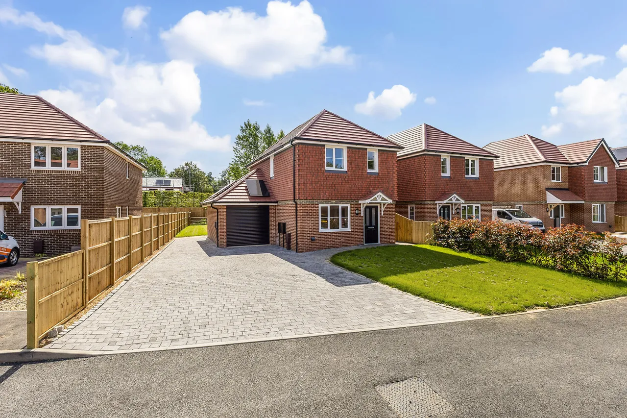 3 bed house for sale — Orchard Close, Chichester, PO18
