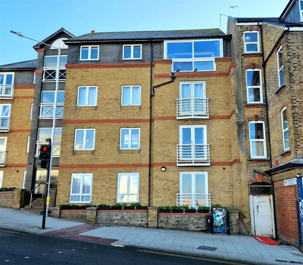 2 bed flat for sale — Fort Hill, Margate, Kent CT9 1PD