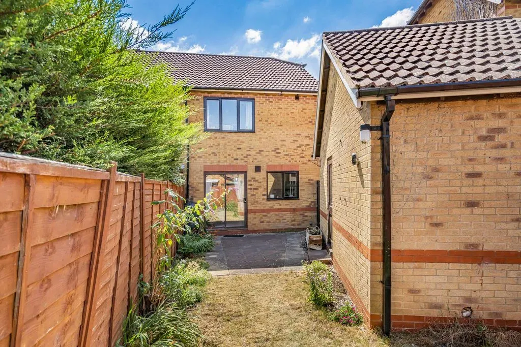 Treborough, Furzton, Milton Keynes, Buckinghamshire, MK4 1LR, photo 5