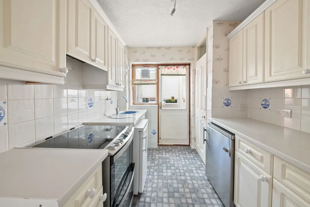 Lilliput Avenue, Northolt, UB5, photo 2