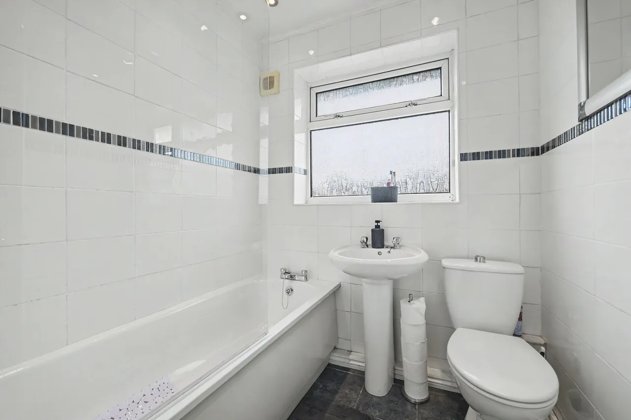 Cleveland Road, Bulkington, CV12, photo 17