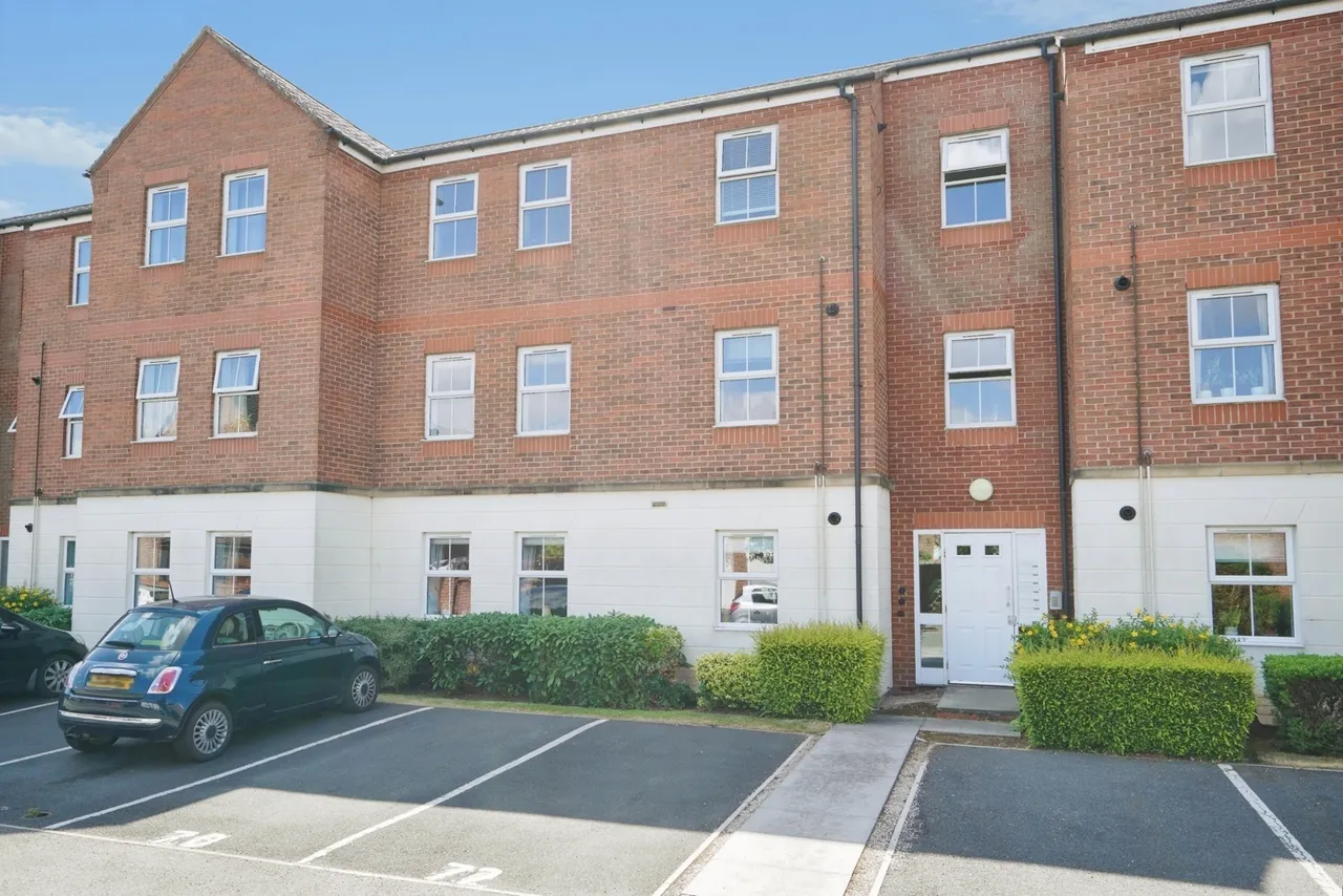 2 bed flat for sale, Oak Crescent, Ashby-de-la-Zouch, LE65