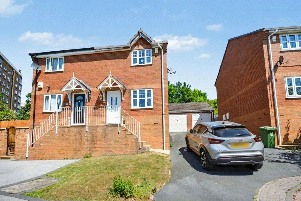 2 bed house for sale, St. James Close, Leeds, LS12