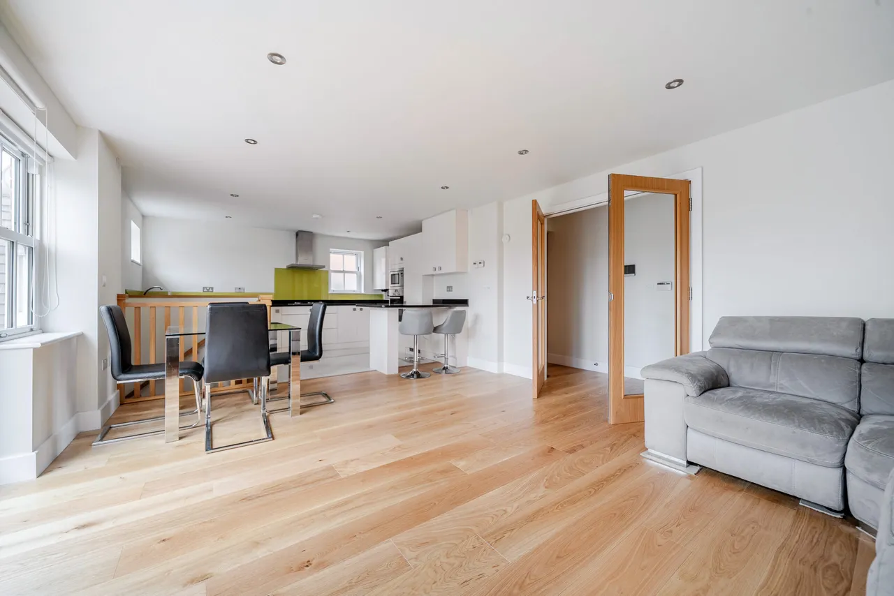 Risegate Lodge, Holden Road, Woodside Park, London, Greater London, N12 7DU, photo 3