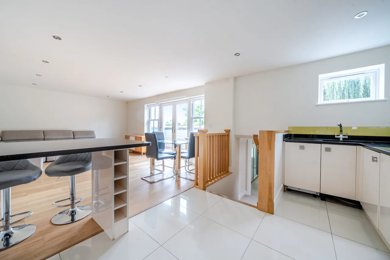 Risegate Lodge, Holden Road, Woodside Park, London, Greater London, N12 7DU, photo 4