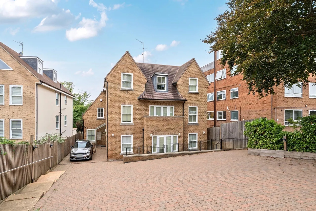 Risegate Lodge, Holden Road, Woodside Park, London, Greater London, N12 7DU, photo 18